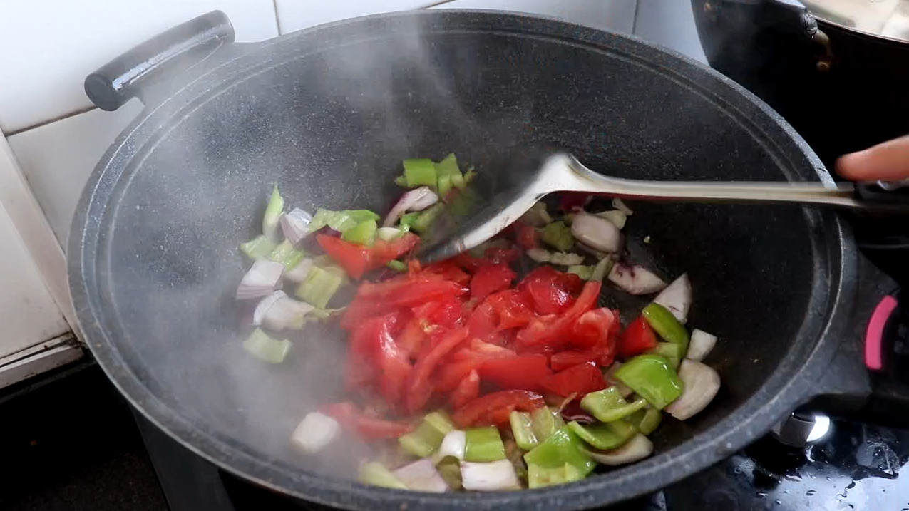 炒拉条子的家常做法,筋道爽滑,味道比饭店里的还好吃
