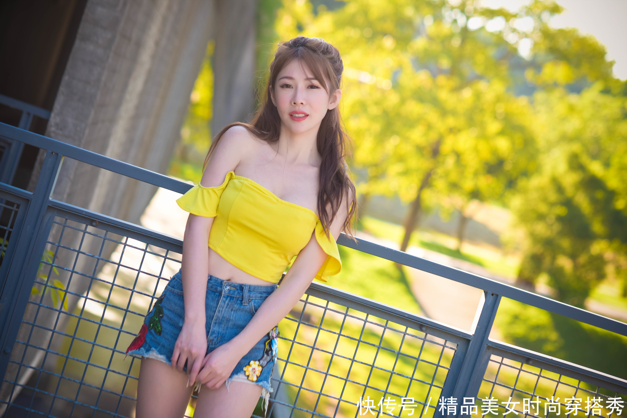 上衣|黄色一字肩上衣搭配牛仔短裤，清凉的同时带来清新靓丽的视觉感受