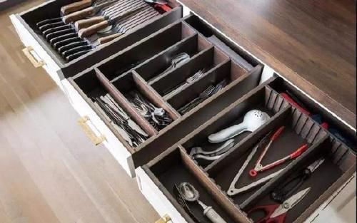 浴室柜|房子装修，这6处一定要装柜子，我家就装了2个，直接乱成一团