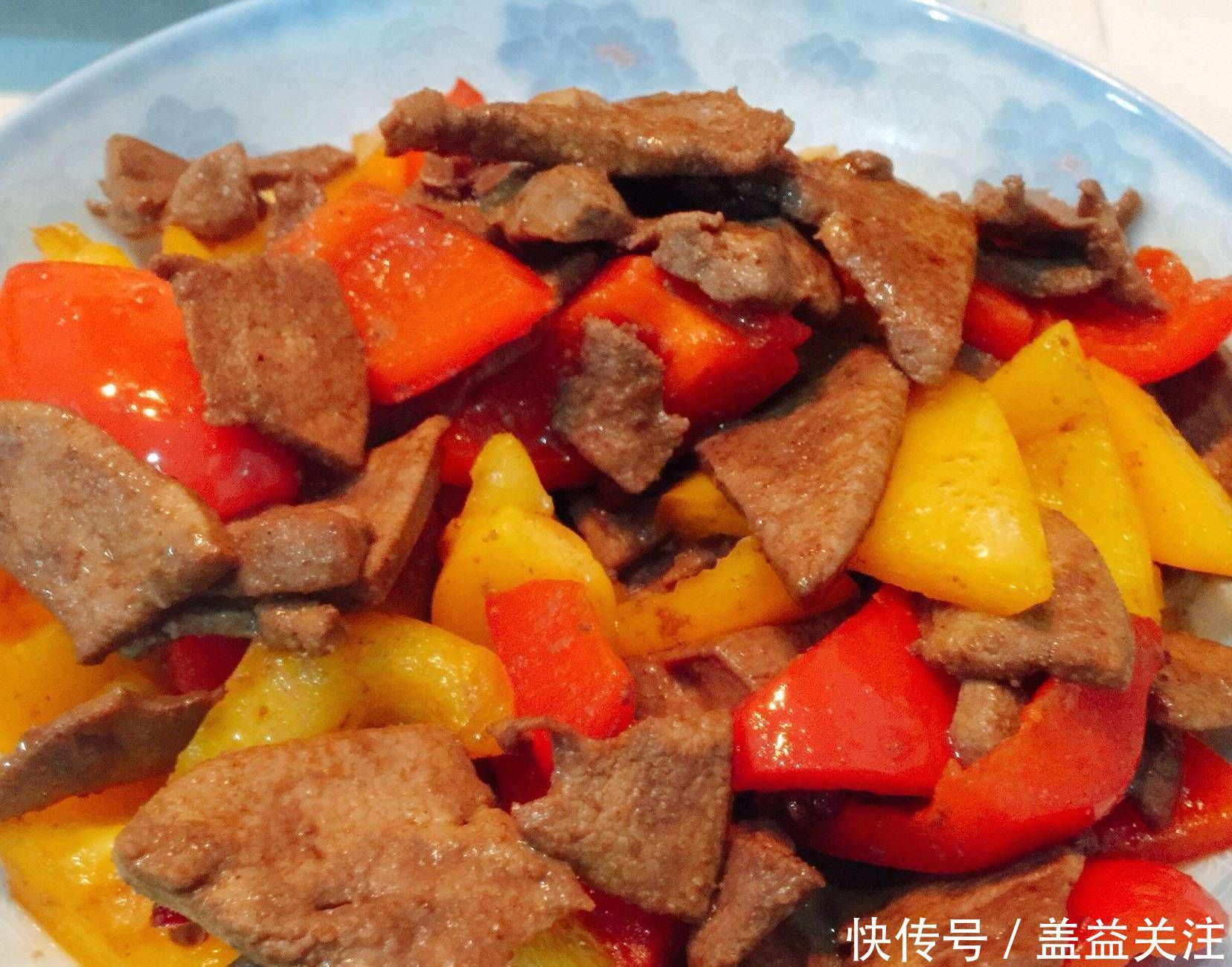 为家庭晚餐准备了三道菜，它们充满了色彩、香味和味道