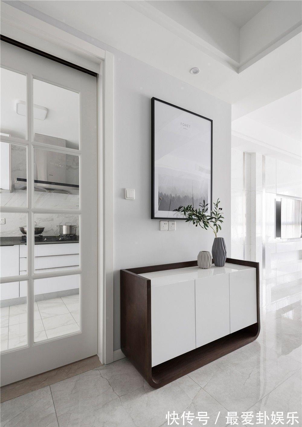 餐边柜|经典的黑白灰作为主色调,加入一些柔和的元素,打造舒适的四居室