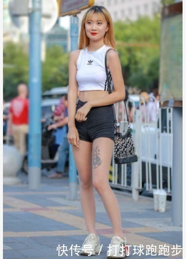 牛仔短裤|白色短打T恤搭配牛仔短裤,独特新颖,潮流个性