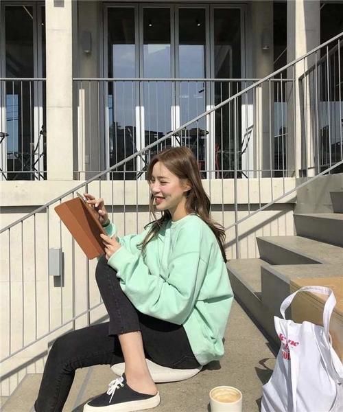 只会穿毛衣怎么能行！“卫衣”才是时尚王者，时髦精们都在这样穿