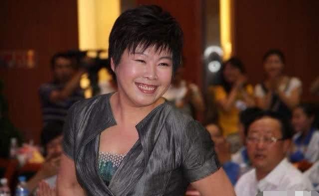 仍旧还|于丹硬笔书法欣赏笔法老练有张力,洒脱但缺少文化人的内敛