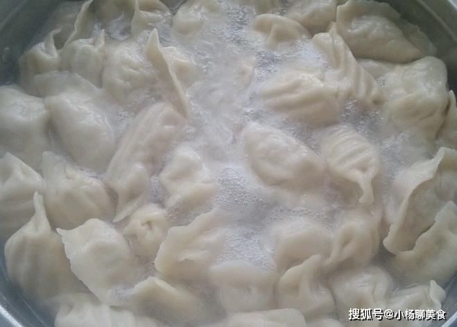 好吃|煮饺子时，不可水开就下锅，多加1步，饺子好吃还不破皮