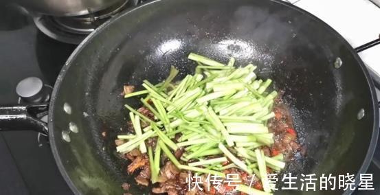 盘子|炒芹菜这样做,平日不吃芹菜的家人也要舔盘子