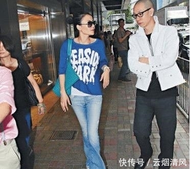 卫衣配牛仔裤才好看，上宽下窄无敌显瘦