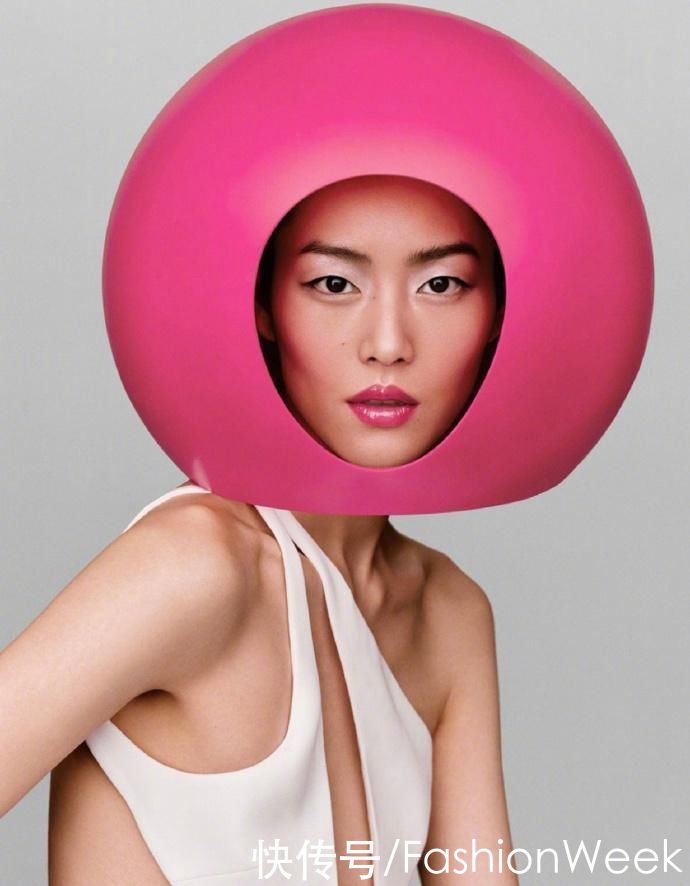 刘雯新年拍杂志双封面，经典红黑配色造型，飒爽与性感争相迸发