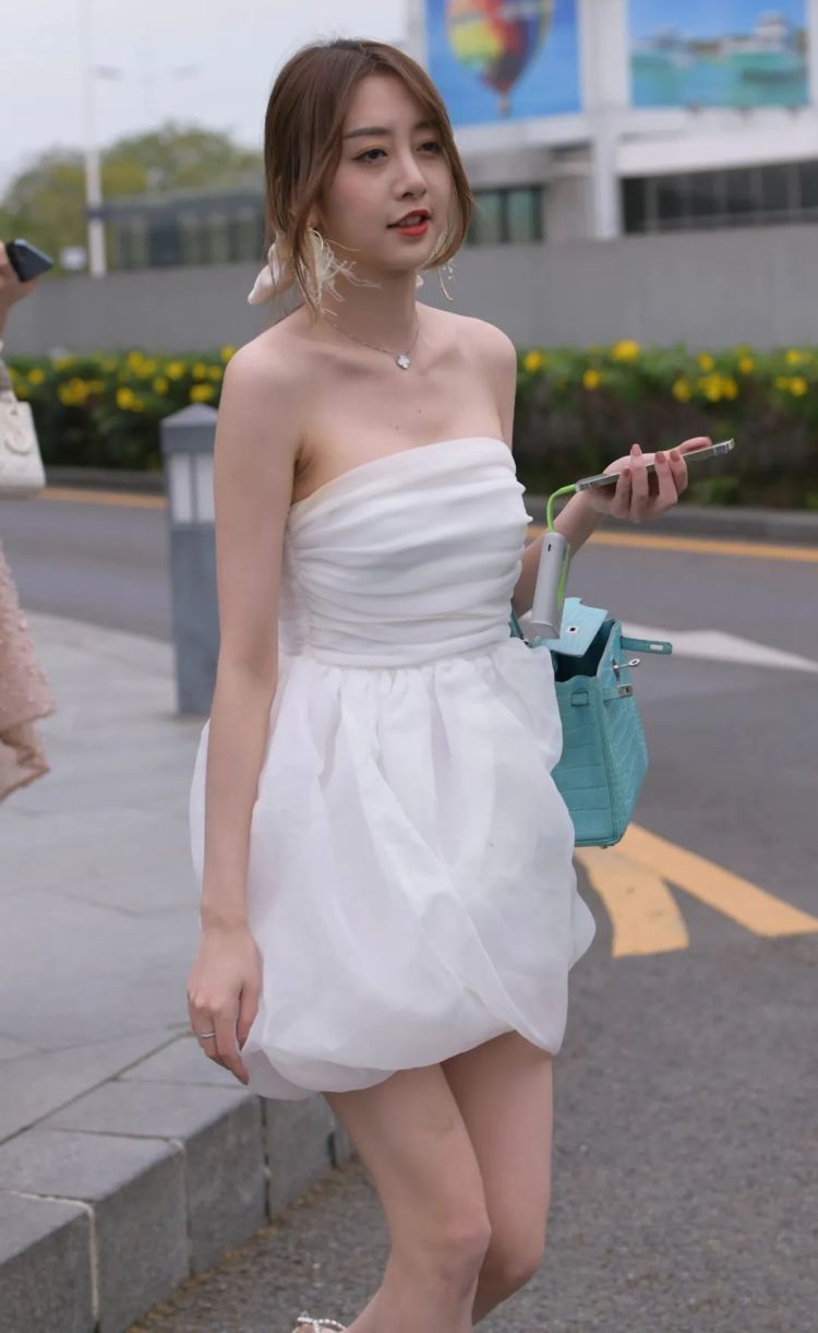 抹胸裙 蕾丝抹胸裙搭配尖头细跟鞋,穿出细节和窈窕之美,优雅又迷人