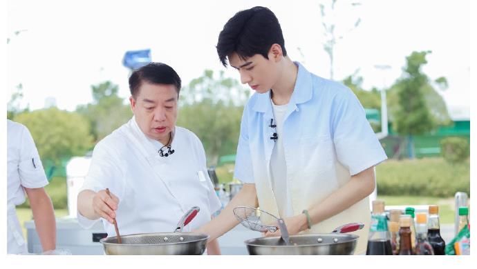 黄晓明|在综艺节目中，身兼数种“功能”的龚俊，忙到表情失控？