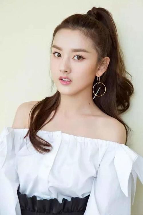 气质|冬天再懒也不要散着头发了,有静电!试试这几款扎发,气质又迷人