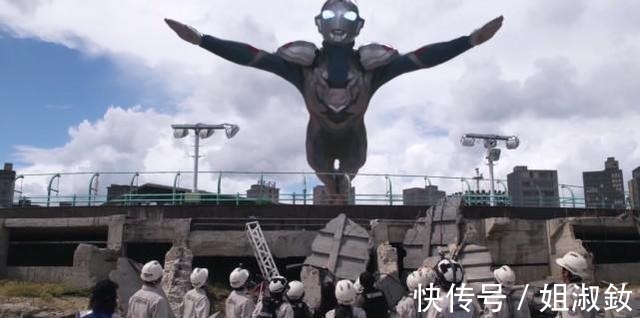 泽塔|泽塔奥特曼摔下来的那一幕,为何能引发剧内和剧外观众的共鸣