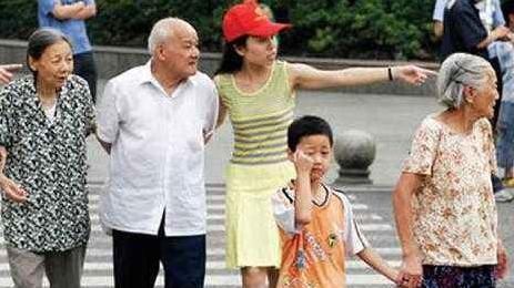 老人这些“假带娃”行为，对孩子危害很大，年轻父母赶紧阻止