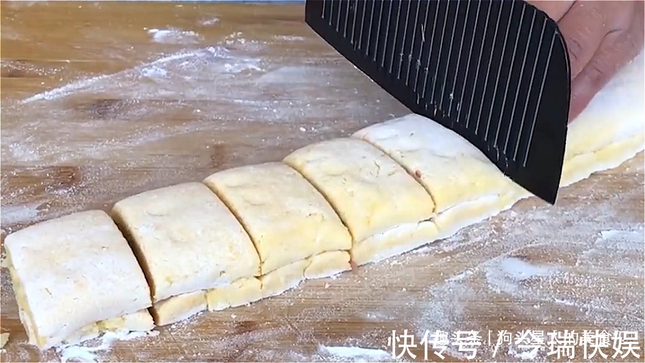 做法|玉米面最好吃的做法，看着都流口水，暄软细腻，越嚼越香