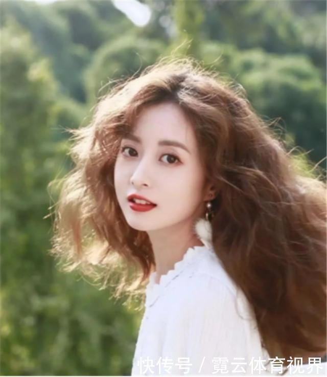 皮肤|天生“带妆脸”的女生,脸上都有这4个特征,素颜就像化了妆一样