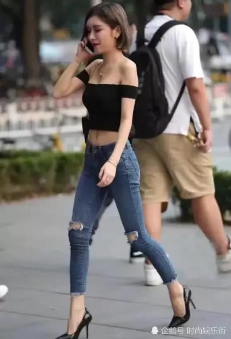 吊带裙|清凉的夏日时尚界穿搭模板,就连打电话的样子都很霸气,你学会了吗