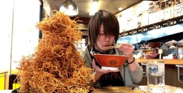 小哥还|大胃王挑战50斤“炸面条”,粉丝担心他扎嘴,看清碗底却露馅了