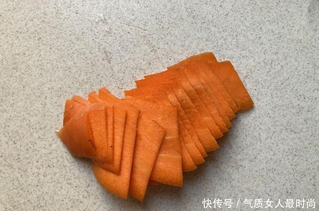 天冷就爱吃这菜，炒一炒五分钟就上桌，爽口美味，全家人都爱吃