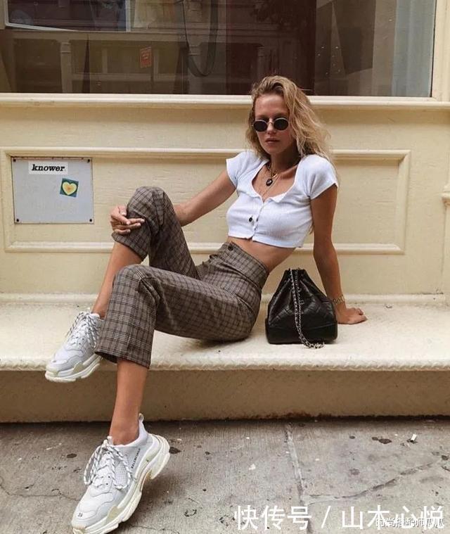 扔掉你的卫衣吧，太土了！现在流行穿挤奶装，时髦舒适还高级