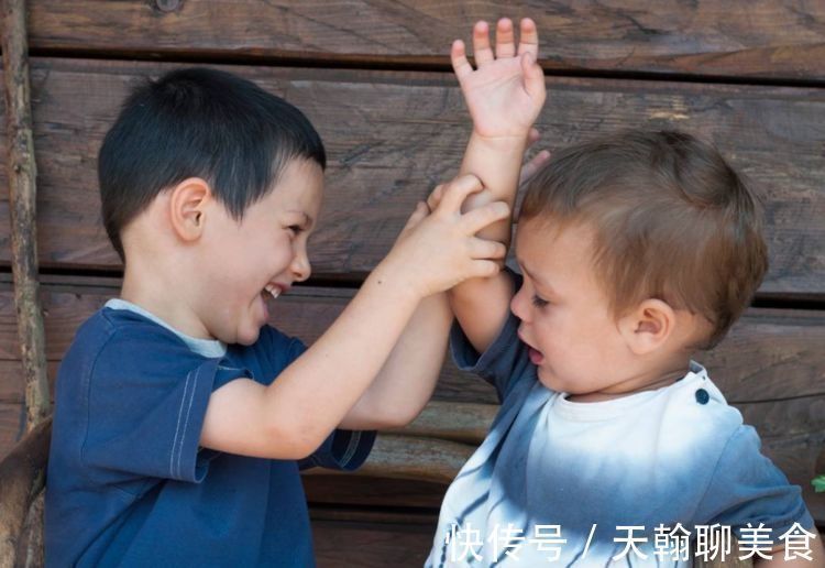 孩子|6岁哥哥总被1岁弟弟咬,无奈出“奇招”,孩子总咬人该怎么办?