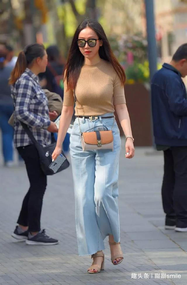 连衣裙 美女黑色连衣裙搭配一双高跟鞋，把她的成熟感全部的展现出来了