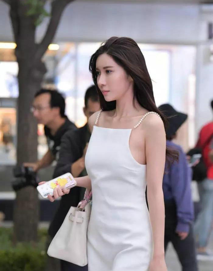 时尚感 现在的女生时尚感都不低,随意的搭配都显得很有档次和美感