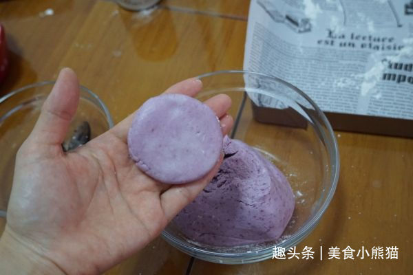 夜市地摊需要排队才能买到的紫薯豆沙饼，在家10分钟能做1大盘