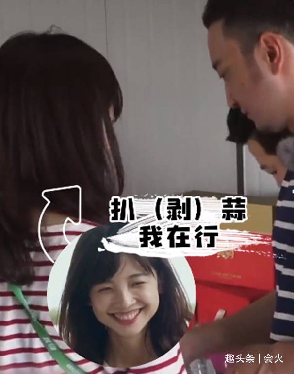 撒貝寧用刀剝蒜！刀面壓蒜手握拳重錘，驚得身旁眾人直呼小心手