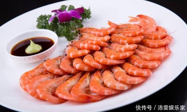 煮虾时,切记不要直接加水煮,多加一步,虾肉鲜嫩,还没有腥味