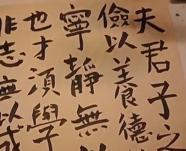 宿舍&大学生打造诗意书桌,写瘦金体锋芒毕露,像古代穿越过来的