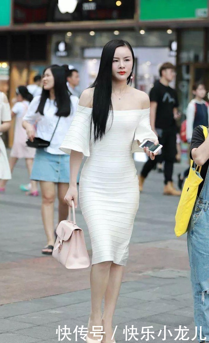 美女米色系穿搭，整体的气质散发出一种女神般的优雅