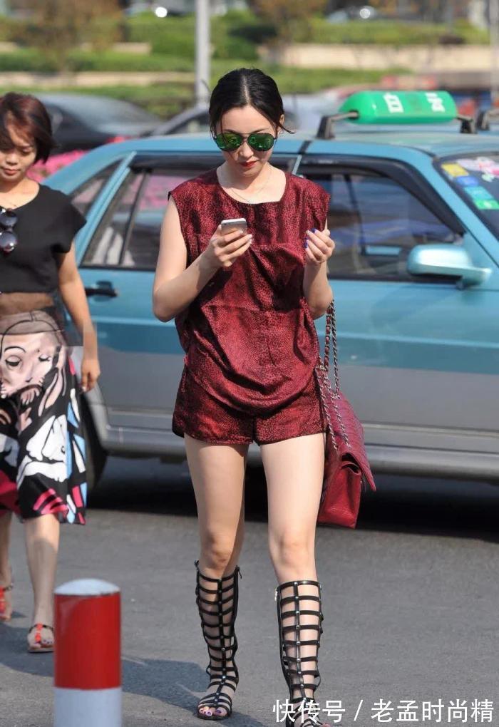 性感|街拍:酷酷的冷范儿美,紫红衣服的性感少妇