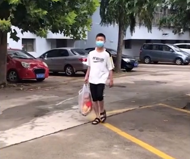 哥哥|山东一妈妈让哥哥带弟弟,回来却用塑料拎着,网友提了个西瓜