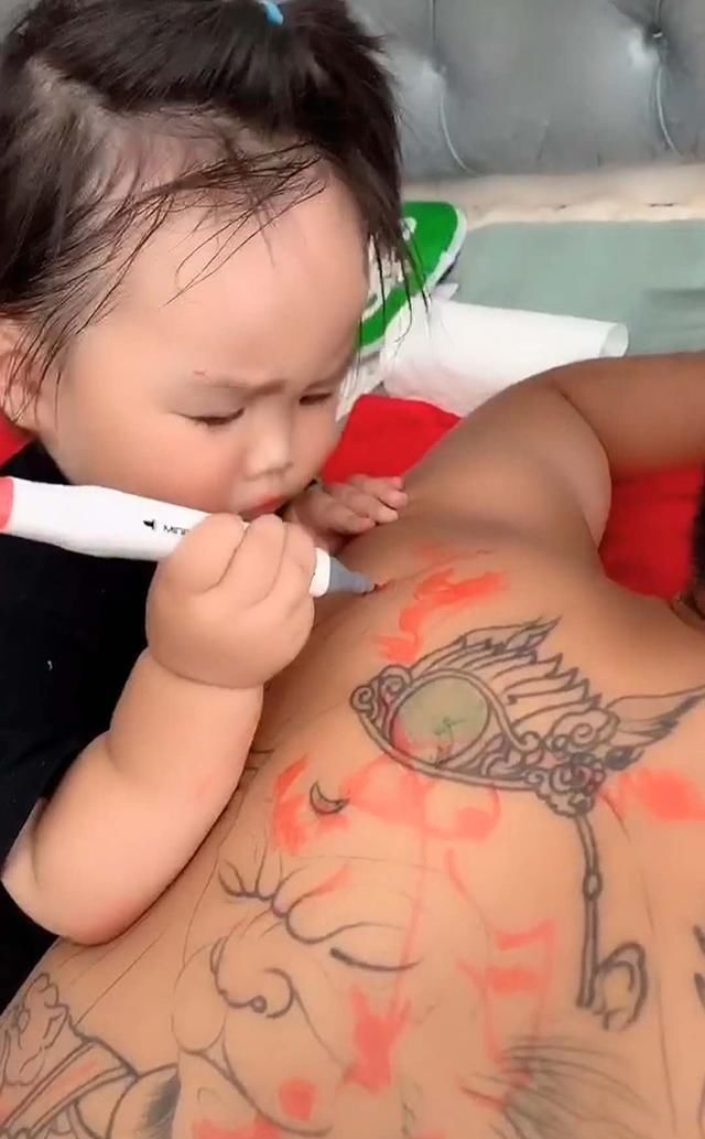 爱拼才会赢|女儿给爸爸的纹身上色，社会人秒变“小清新”，网友洗洗还能用
