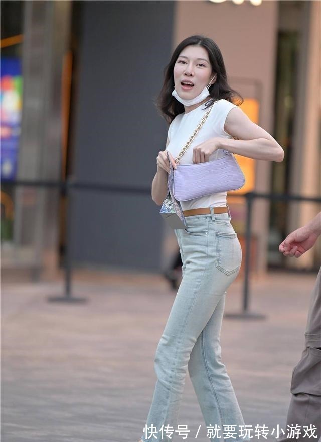 搭配 喜欢牛仔裤搭配的姑娘,夏季依旧穿着牛仔裤,感觉一点都不热!