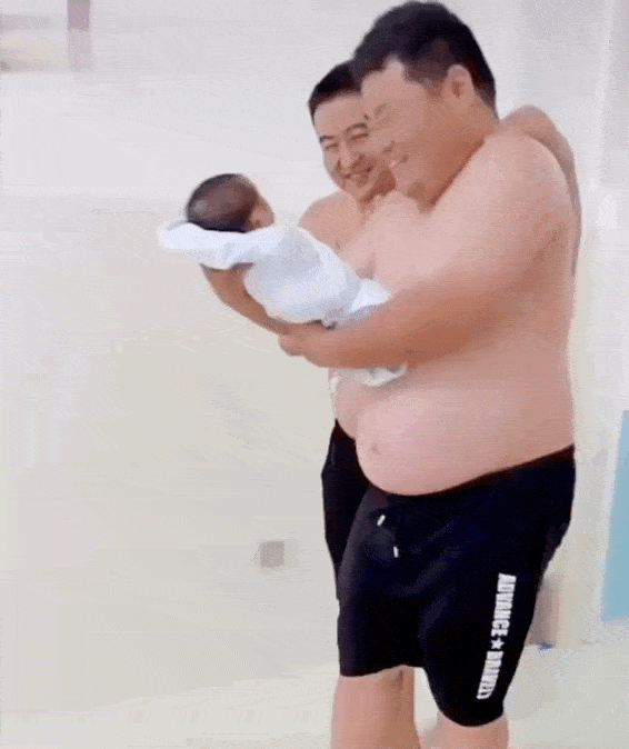 爸爸和舅舅抢着抱新生儿,眼神很宠溺,像极了猪八戒看“人参果”