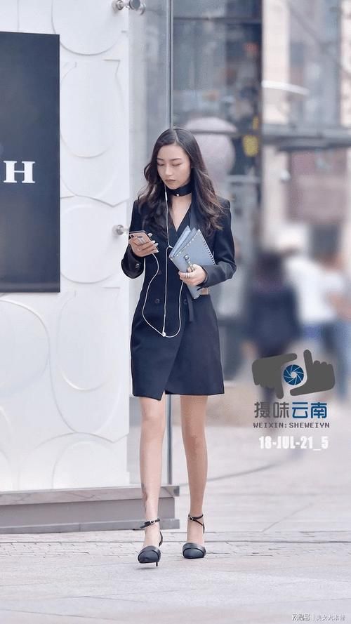 小黑裙|气质女生都爱优雅小黑裙,搭配高跟鞋,穿出不一样的味道!
