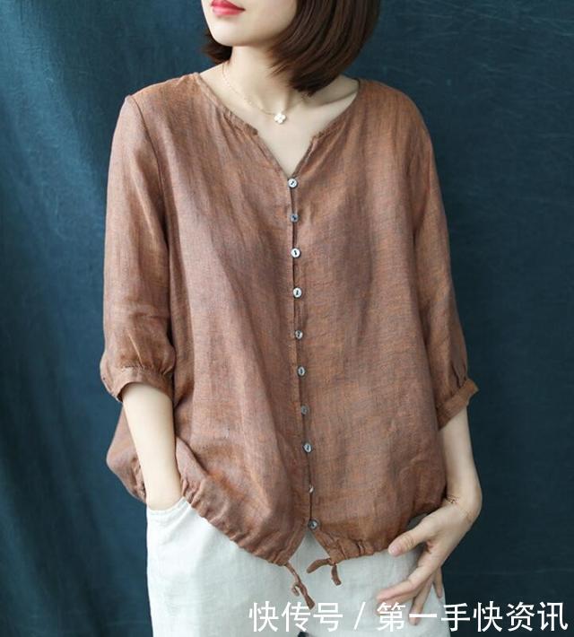  条纹衬衫|女人到了45岁，别打扮太俗！看奔四奔五今秋流行这么穿，气质优雅