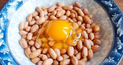 花生米中加1个鸡蛋，吃一次就忘不了，做法简单，年夜饭必备