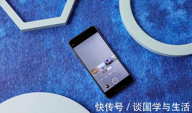 配色|vivo S10 Pro的绮光焕彩配色，确实让我眼前一亮了！