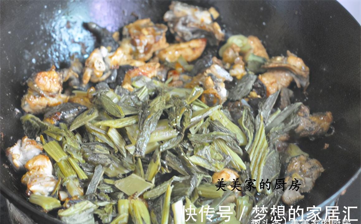 酸菜|秋天干燥，一道“土匪菜”常上桌，3种食材1锅烧，好吃又养胃！