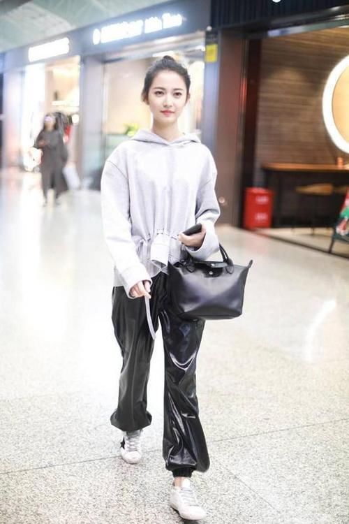 卫衣|女明星穿搭太绝了！穿卫衣扎丸子头甜美少女，休闲范十足
