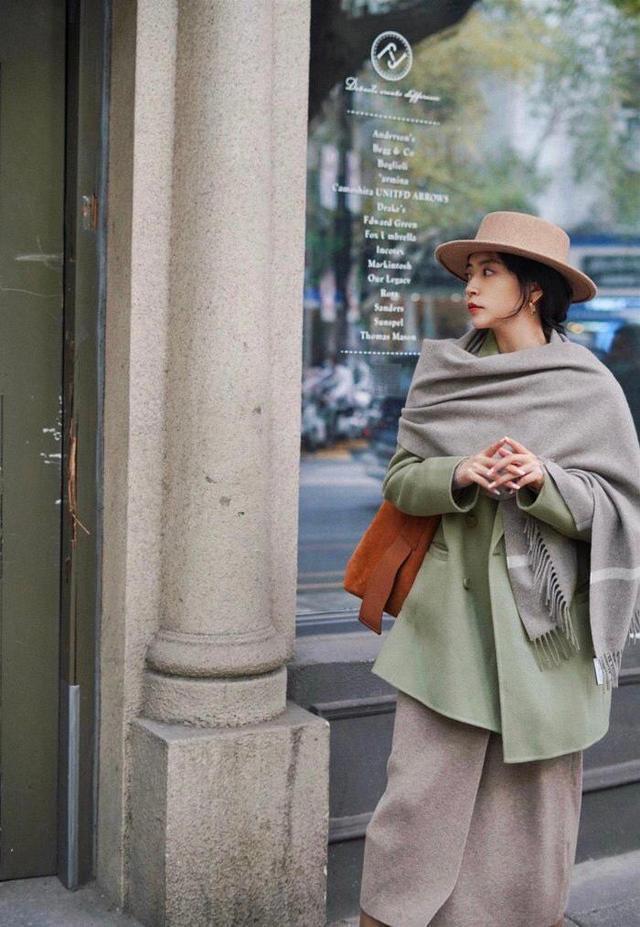 搭配|秋冬穿搭还是选择长款大衣,搭浅灰色的宽松长裙,更显优雅淑女范
