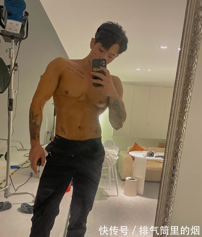 自律|健身房里披荆斩棘的哥哥,腹代表自律,背代表毅力,胸代表力量!