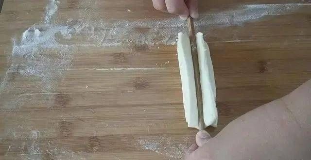 冰藏|教你做老式炸油条，不用发面的老配方，吃出小时候的味道，真好吃