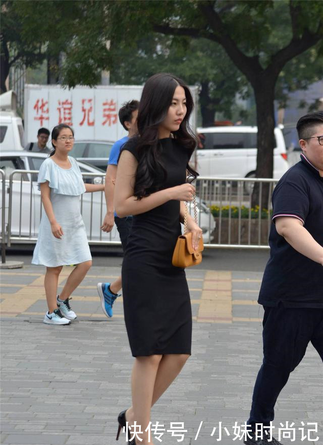 连衣裙|街拍:漆皮鱼嘴细高跟,10厘米的高度,搭配一款无袖连衣裙就很美