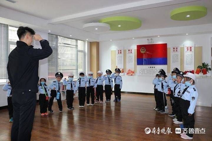 30多名幼儿园小朋友体验警营文化