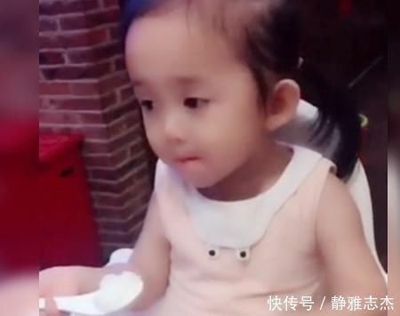 同款|萌娃吃饭逗笑一家人,看看你家有同款没,网友:吃货一枚。