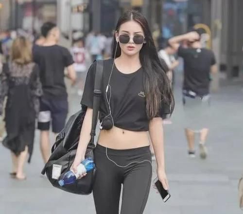 身材窈窕的打底裤小姐姐,散发甜美气质,很有吸引力!