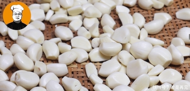 腌腊八蒜时,直接放醋就错了,教你正确腌法,酸脆开胃易保存